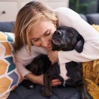 犬を『抱きしめてはいけない』3つの理由　ハグされているときの愛犬の気持ちとは？