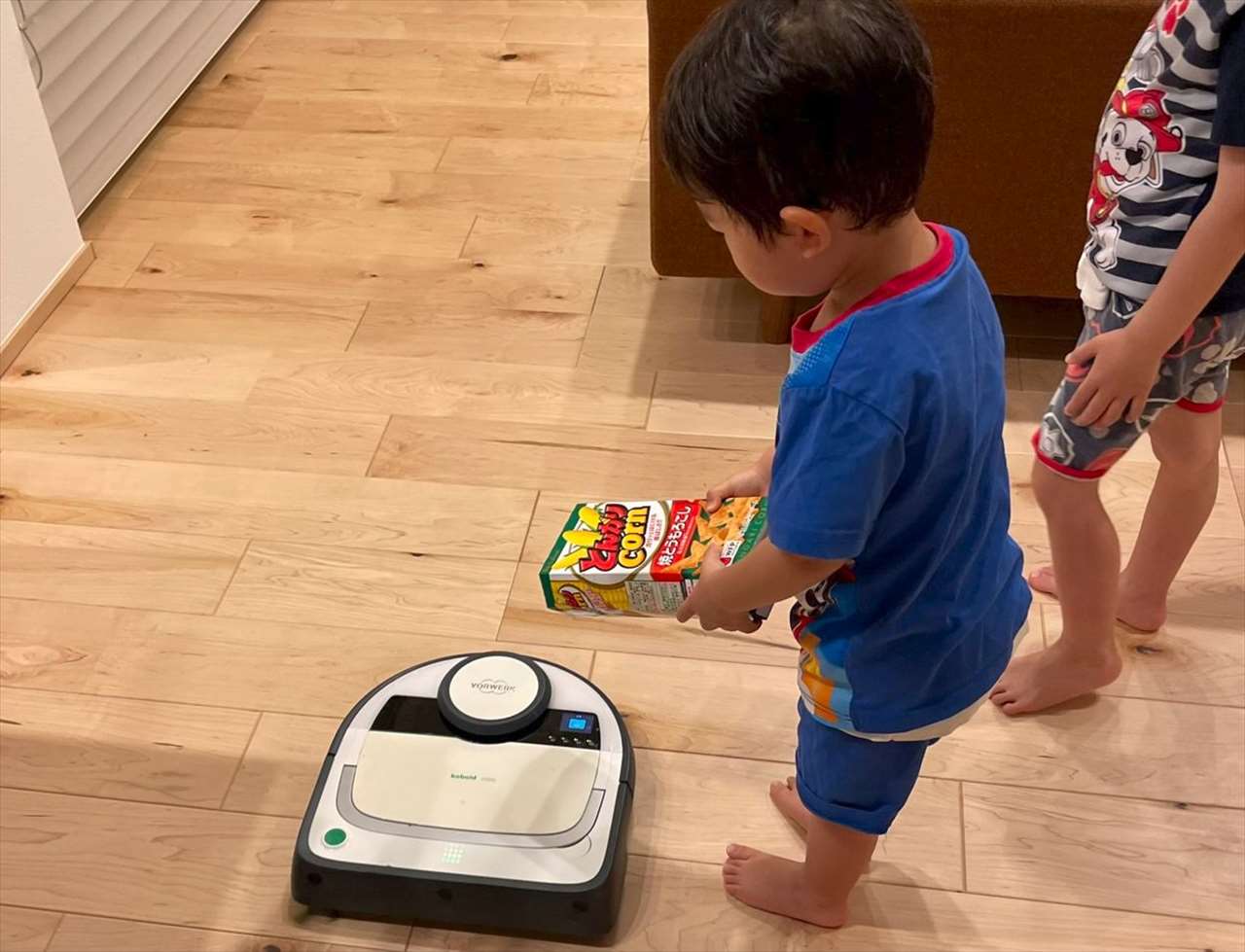 「仕事が終わったら一緒に食べよう」お掃除ロボットに対する2歳児の行動が愛おしすぎると話題に！