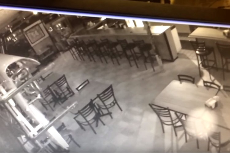 レストランの防犯カメラ映像が捉えた不思議な怪奇現象に背筋が凍る！