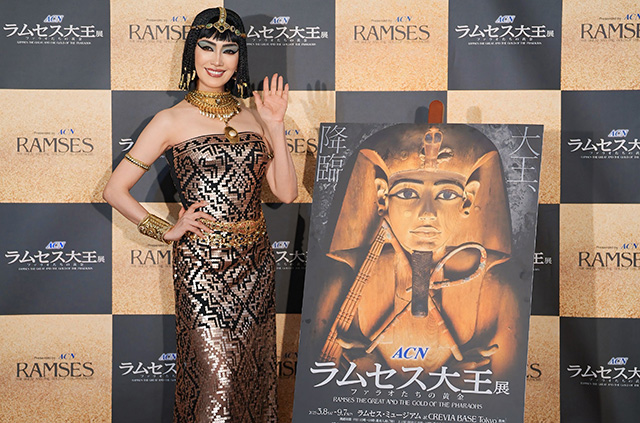 ラムセス大王展にエジプト王妃なアンミカ 降臨！ ファラオたちの黄金や