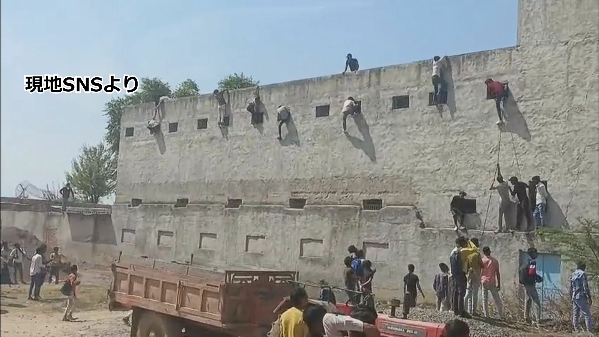 ロープで壁をよじ登り…　インドの学校で大規模な“カンニング騒動”