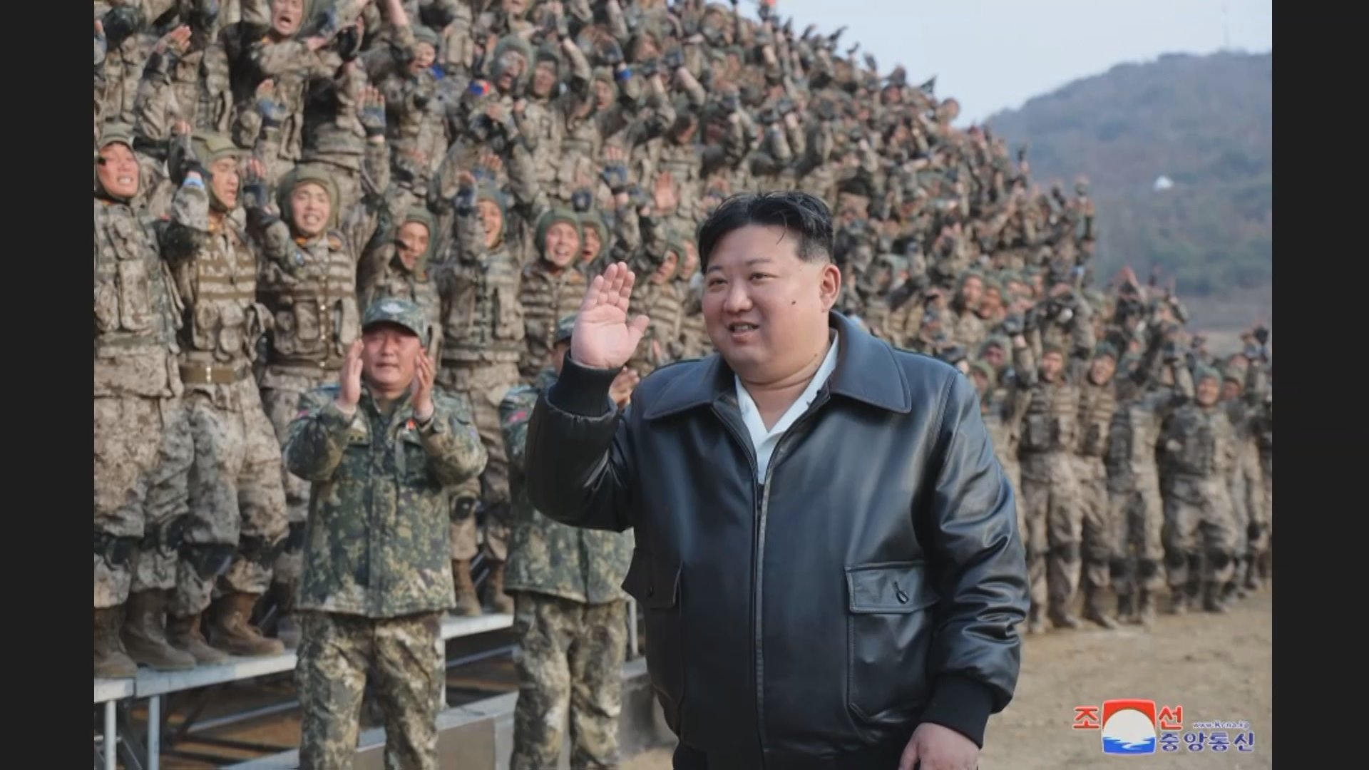 北朝鮮　金正恩総書記「戦争準備の完成に拍車を」軍事訓練視察で