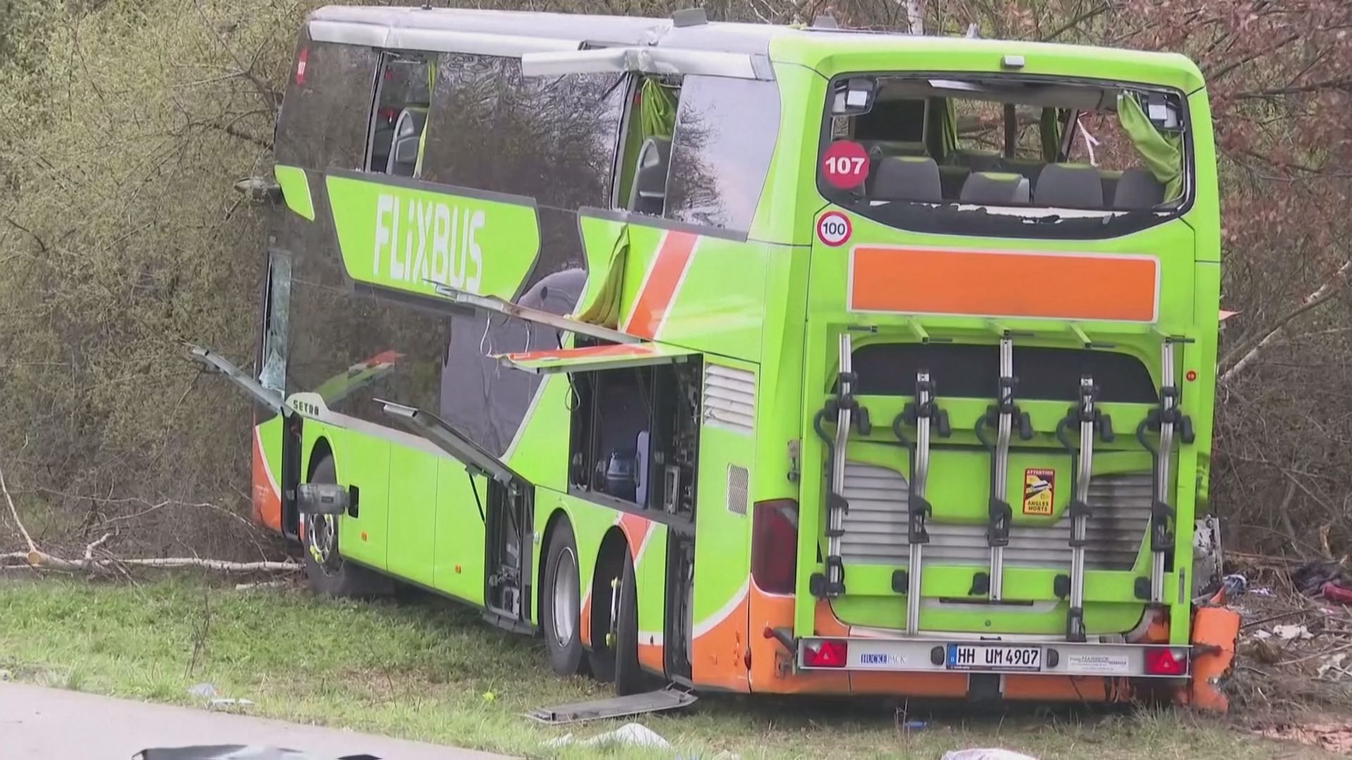 ドイツ東部で50人以上乗ったバスが横転事故　5人死亡　複数人けが