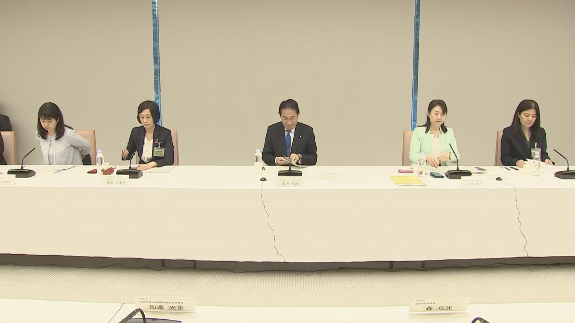 「航空業界など男女賃金格差の大きい5業界に対策を」政府が女性活躍推進に向けた中間とりまとめを発表