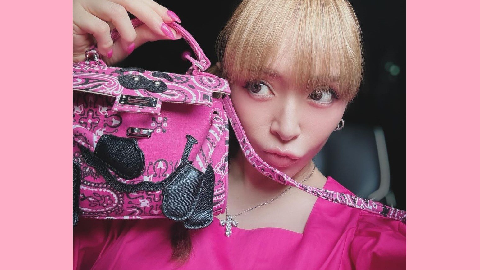 浜崎あゆみさん　「ピンク魂が触発」　爪も鞄も足先も　全身ピンクの自撮りショットを公開