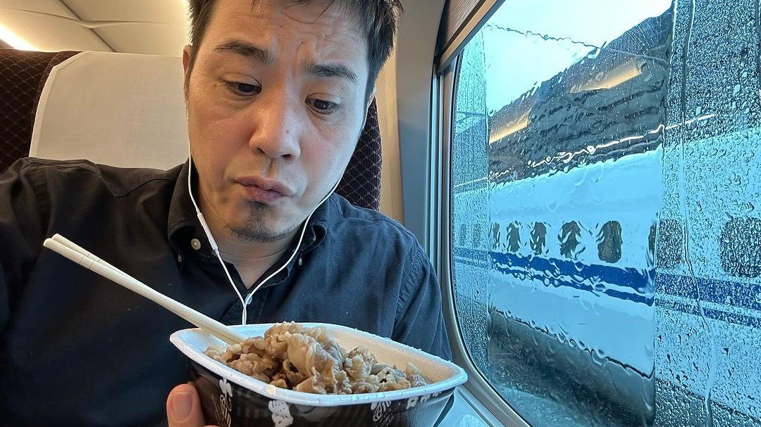 【ライセンス】藤原一裕さん落胆も ”牛丼でプラマイゼロ" 大雨で止まった新幹線内で渋い表情