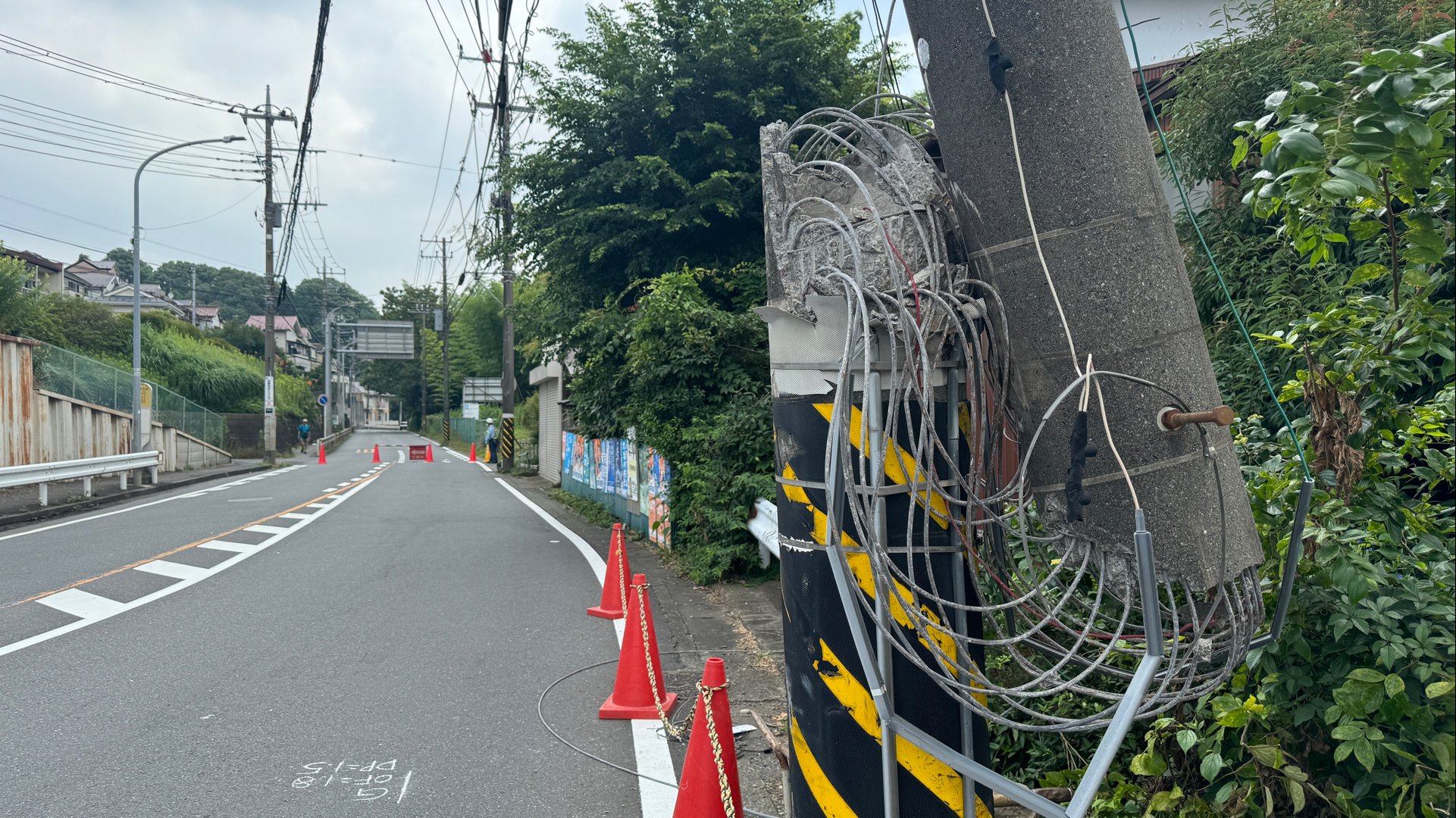 「ハンドル操作を誤った」横浜市の住宅街で運行中の路線バスが電柱にぶつかる事故　乗客おらずけが人なし　神奈川県警