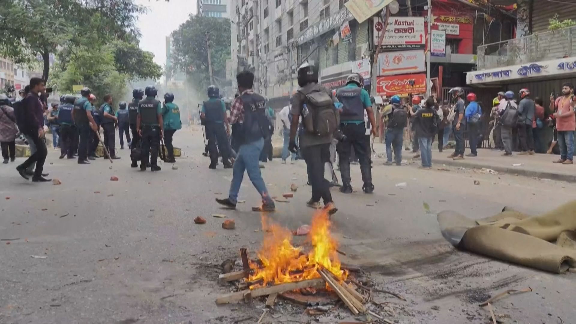 バングラデシュで学生デモ激化 全土に外出禁止令　75人死亡　公務員採用の優遇措置に強い反発