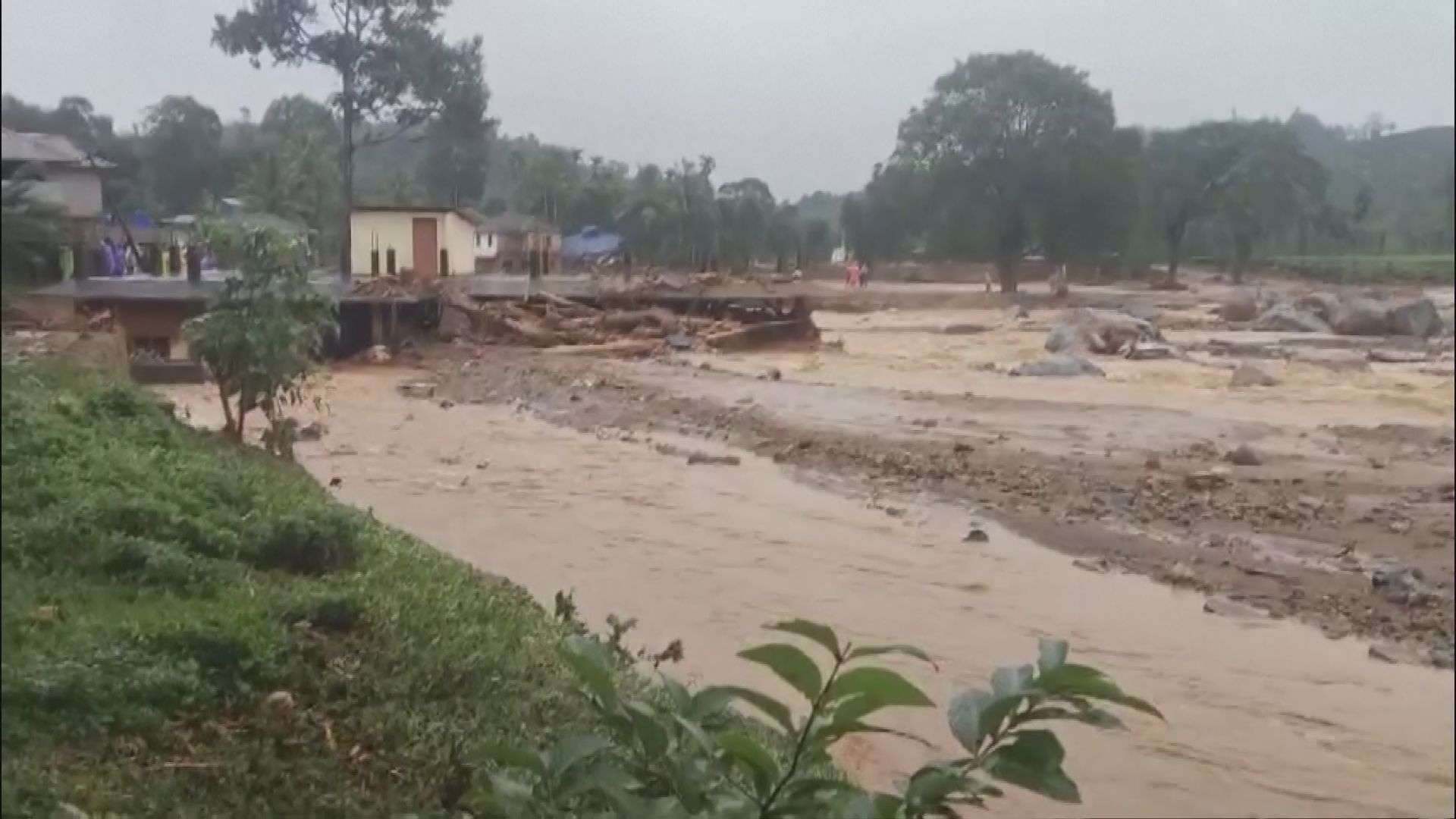 インド南部土砂崩れ 死者277人 200人以上不明　北部でも豪雨で50人以上不明