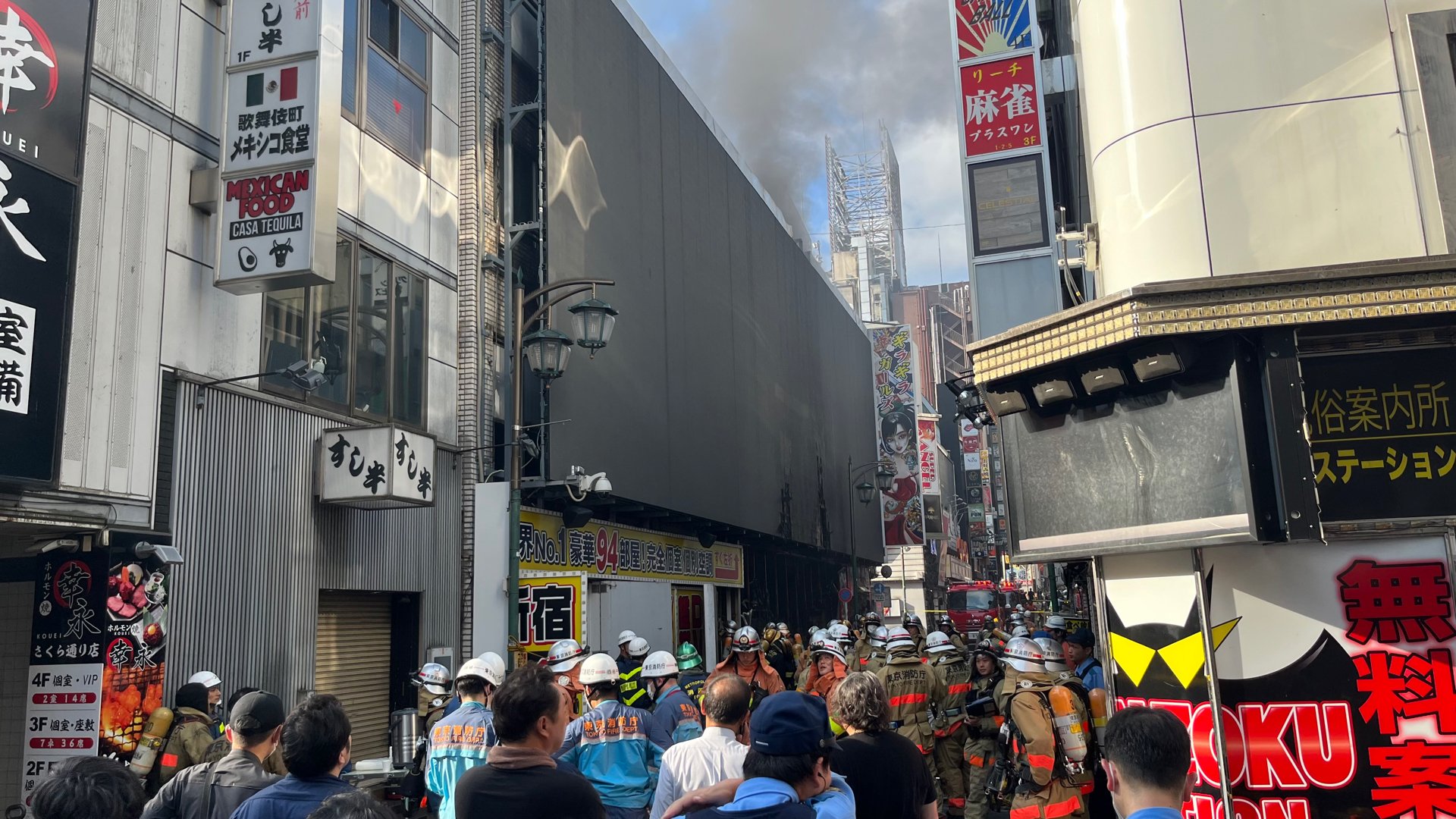 【速報】東京・新宿歌舞伎町のビルで火事「何か爆発音がする」 現在も延焼中