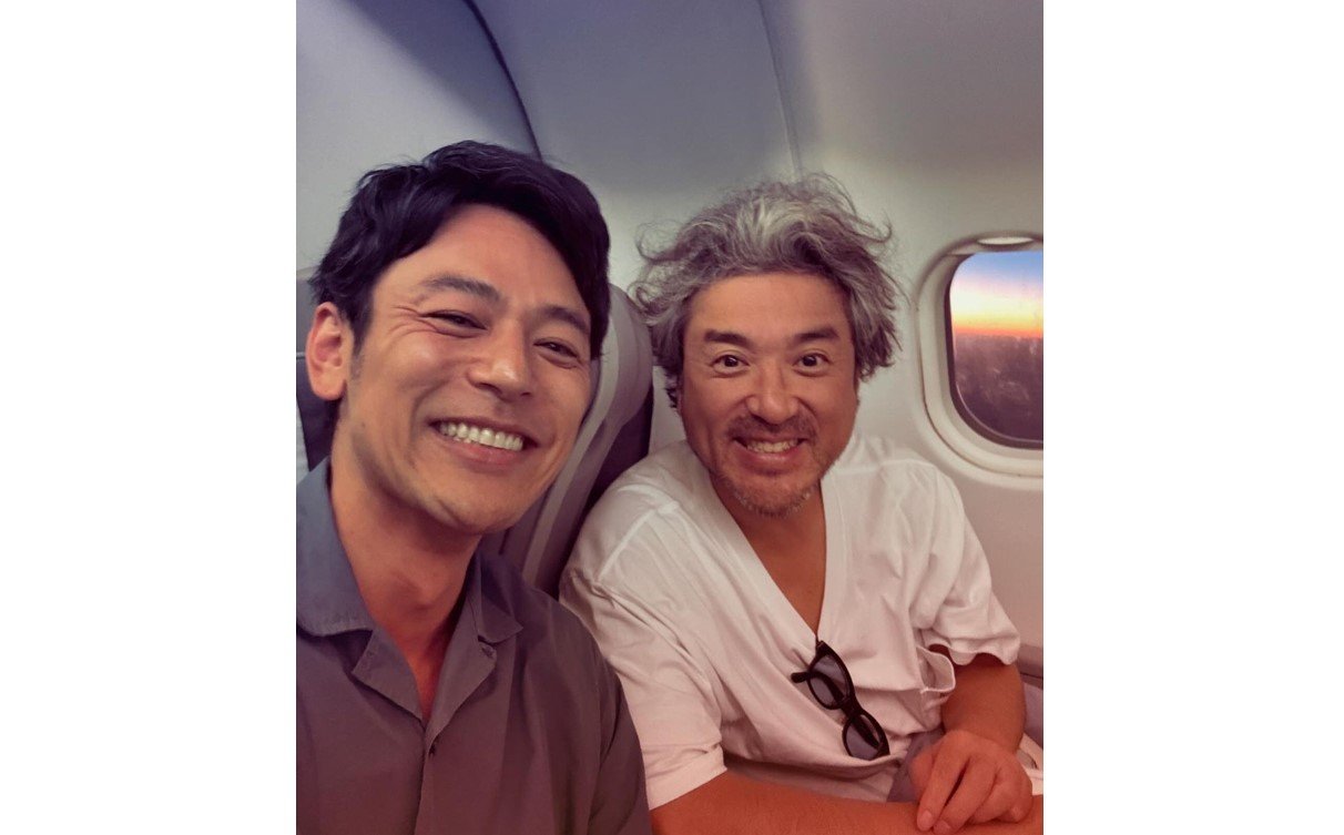 妻夫木聡さん　ムロツヨシさんと「#偶然　同じ飛行機に」　２ショット写真に反響　「楽しかったなぁ」