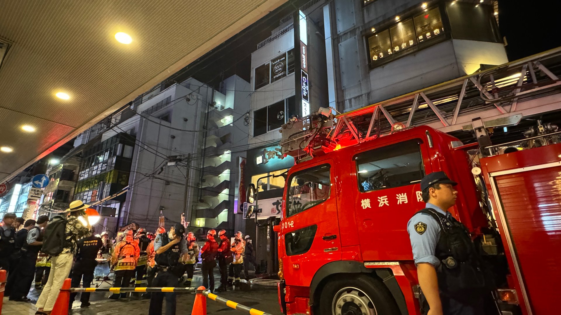 「白い煙がビルの1階から出ている」JR横浜駅近くの焼き肉店で火事　客ら20人避難