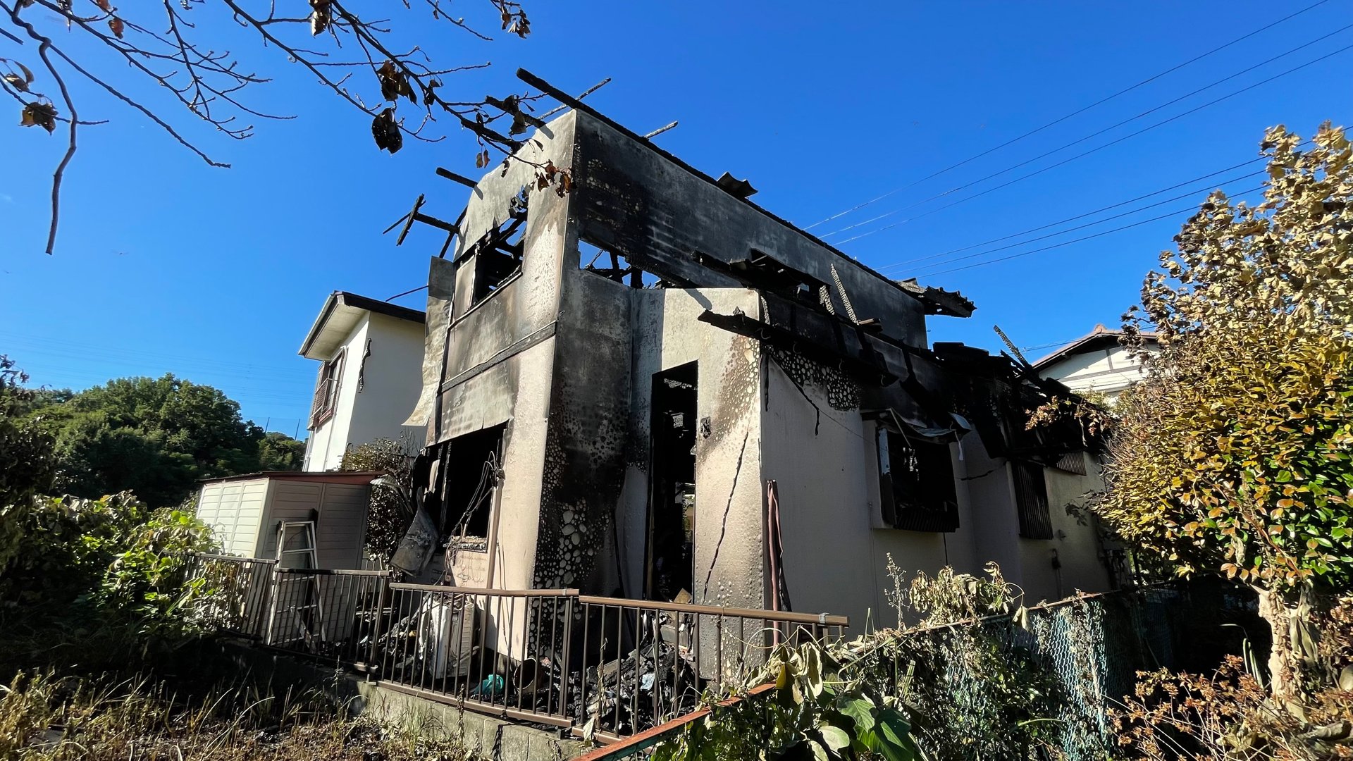 神奈川・二宮町で住宅全焼の火事　焼け跡から遺体のようなものが見つかる　この家に住む90代の夫婦と連絡取れず