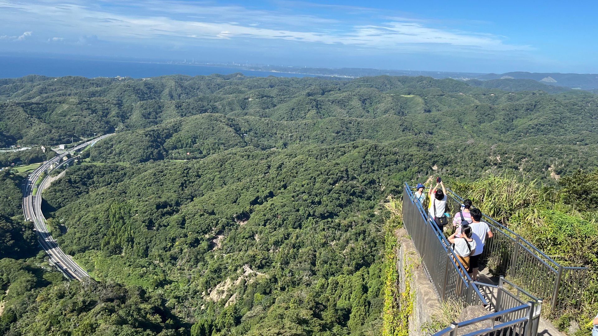 敬老の日を前に「伊豆大島ゴールドハイキング」60歳以上が参加で最高齢は79歳男性と71歳の女性