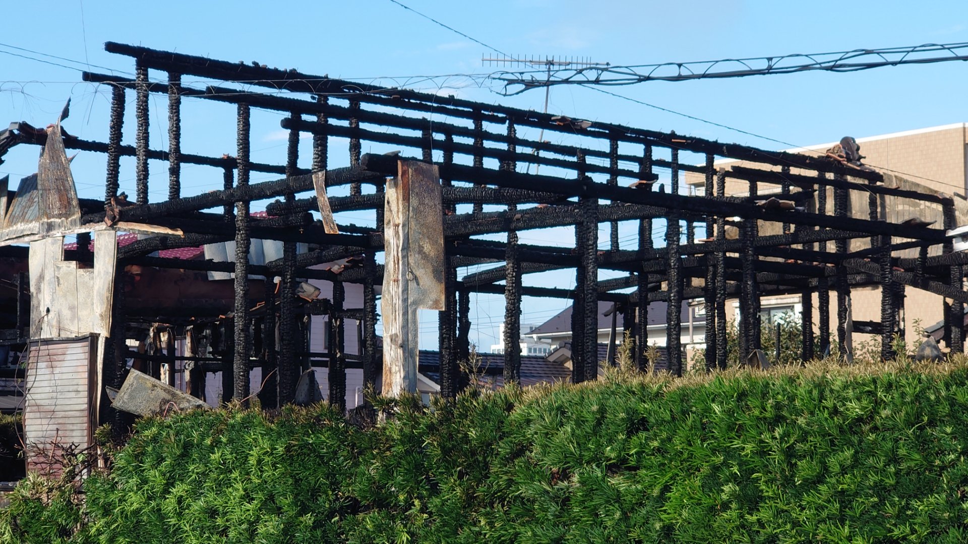 「就寝中に爆発音」茨城・神栖市で平屋アパートが全焼する火事　焼け跡から1人の遺体　アパートに住む57歳の女性か