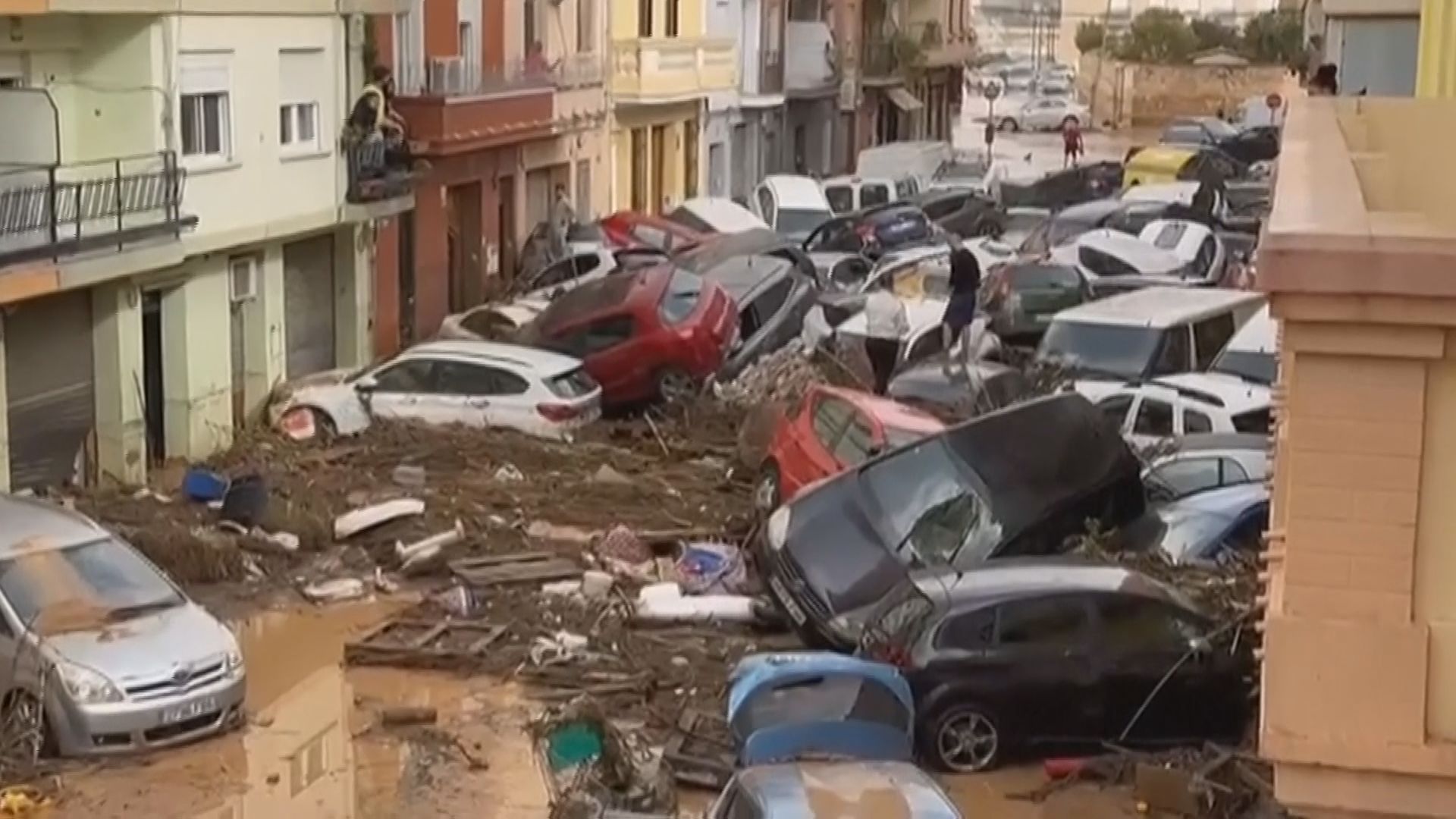 スペイン　集中豪雨の死者が211人に　サンチェス首相「悲劇的な状況」