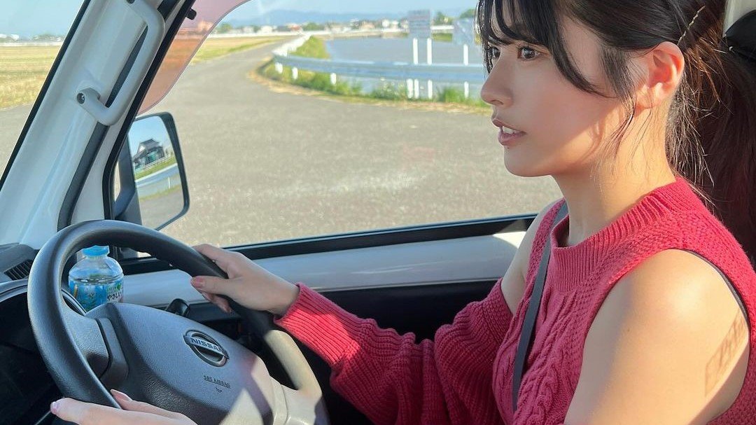 【あまつめ】ちとせよしのさん「久しぶりに軽トラ運転しました」地元の空の下で笑顔