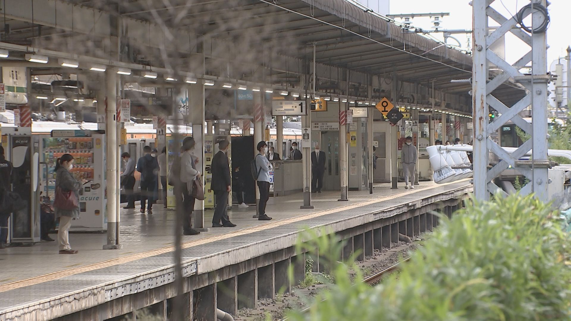 【速報】駅の多目的トイレに面識ない20代女性連れ込み性的暴行・現金盗んだ疑い　私立大学生の男（19）を逮捕　警視庁