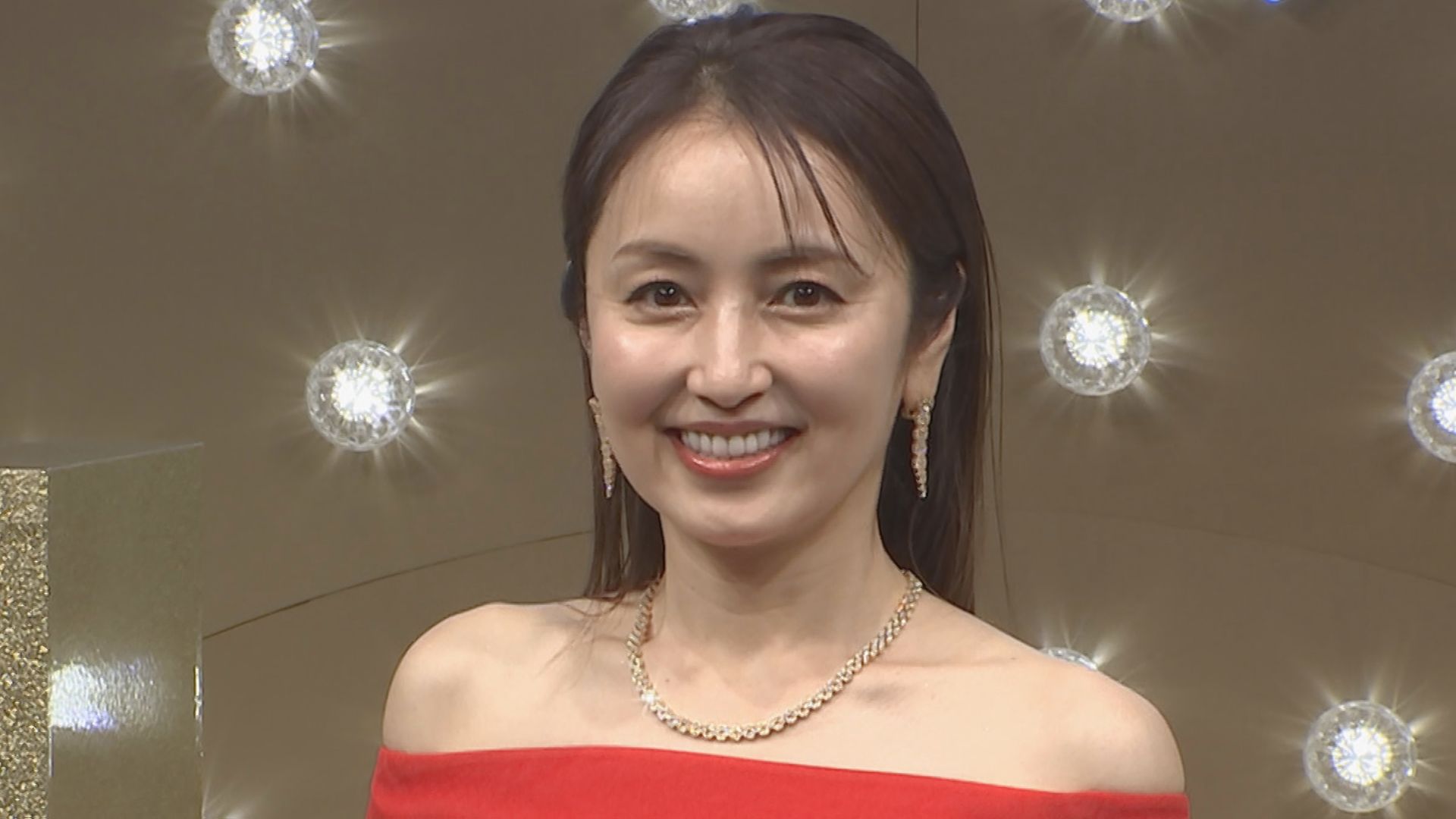 【矢田亜希子】　真っ赤なオフショルダードレスで魅了　「ジョー マローン ロンドン」ポップアップイベント