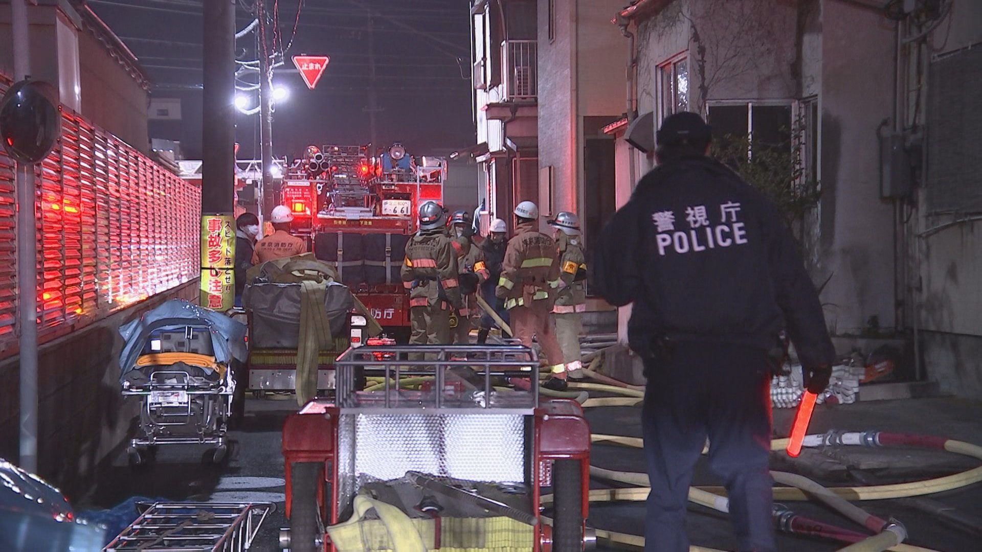 東京・足立区の住宅で火事　焼け跡から2人の遺体見つかる　住人の2人と連絡がとれず　警視庁