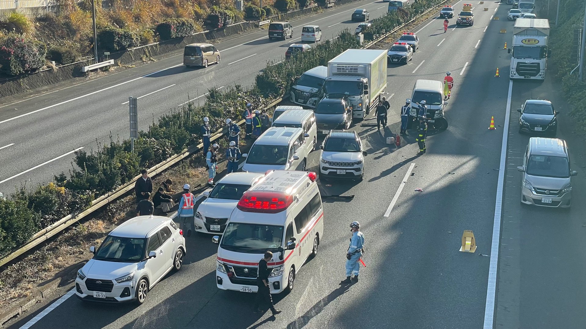 【速報】東名高速道路・上り　綾瀬スマートIC付近で車10台からむ事故　午後3時時点で渋滞約10キロ