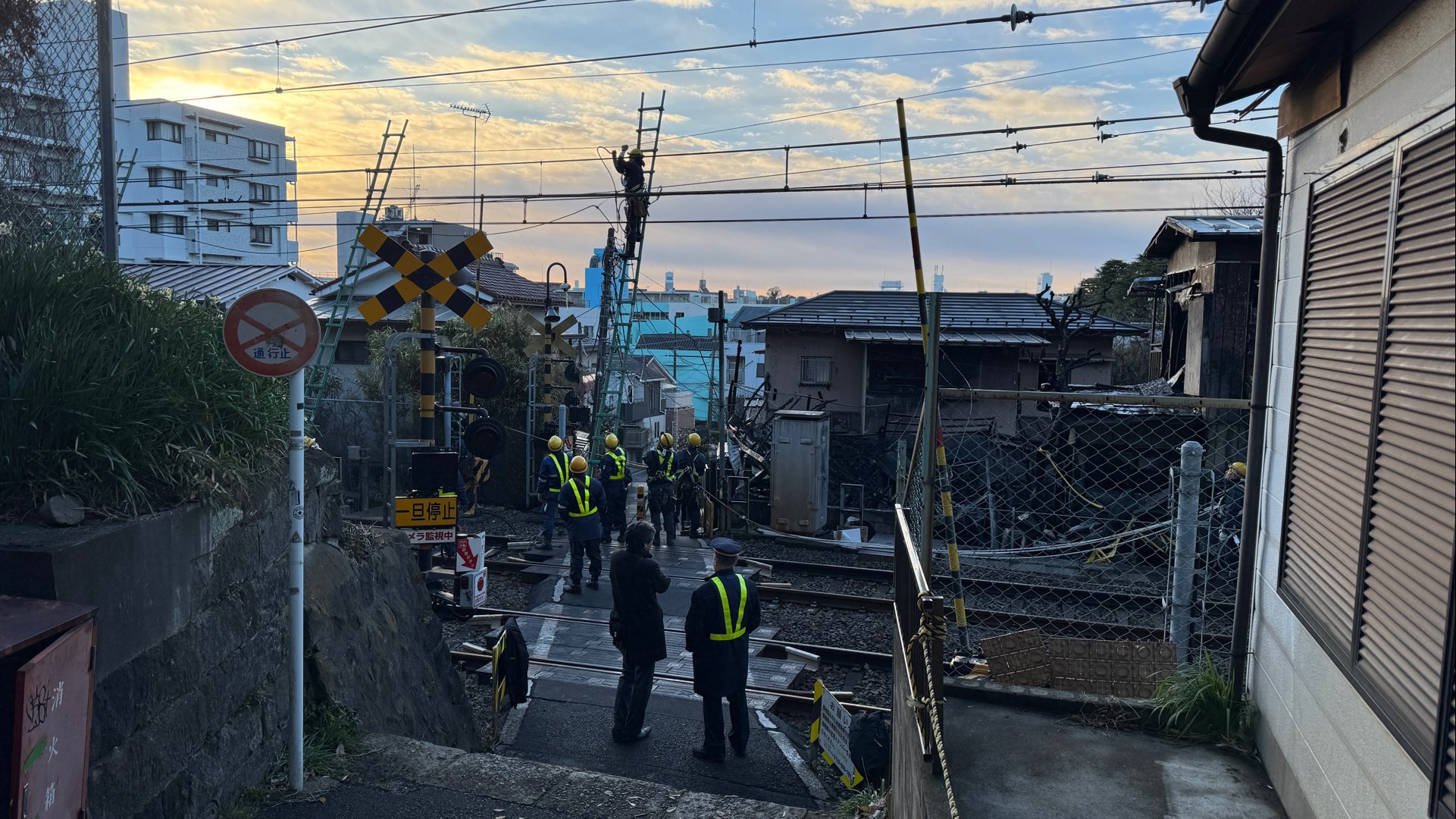 京急本線　横浜と金沢文庫間の上下線で運転見合わせ　運転再開見通し立たず　沿線火災の影響