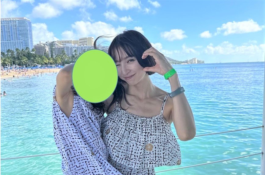 【篠田麻里子】　「子連れ初海外」　娘と２ショットで笑顔満開　「現地で調達したお揃いの服が可愛過ぎました」