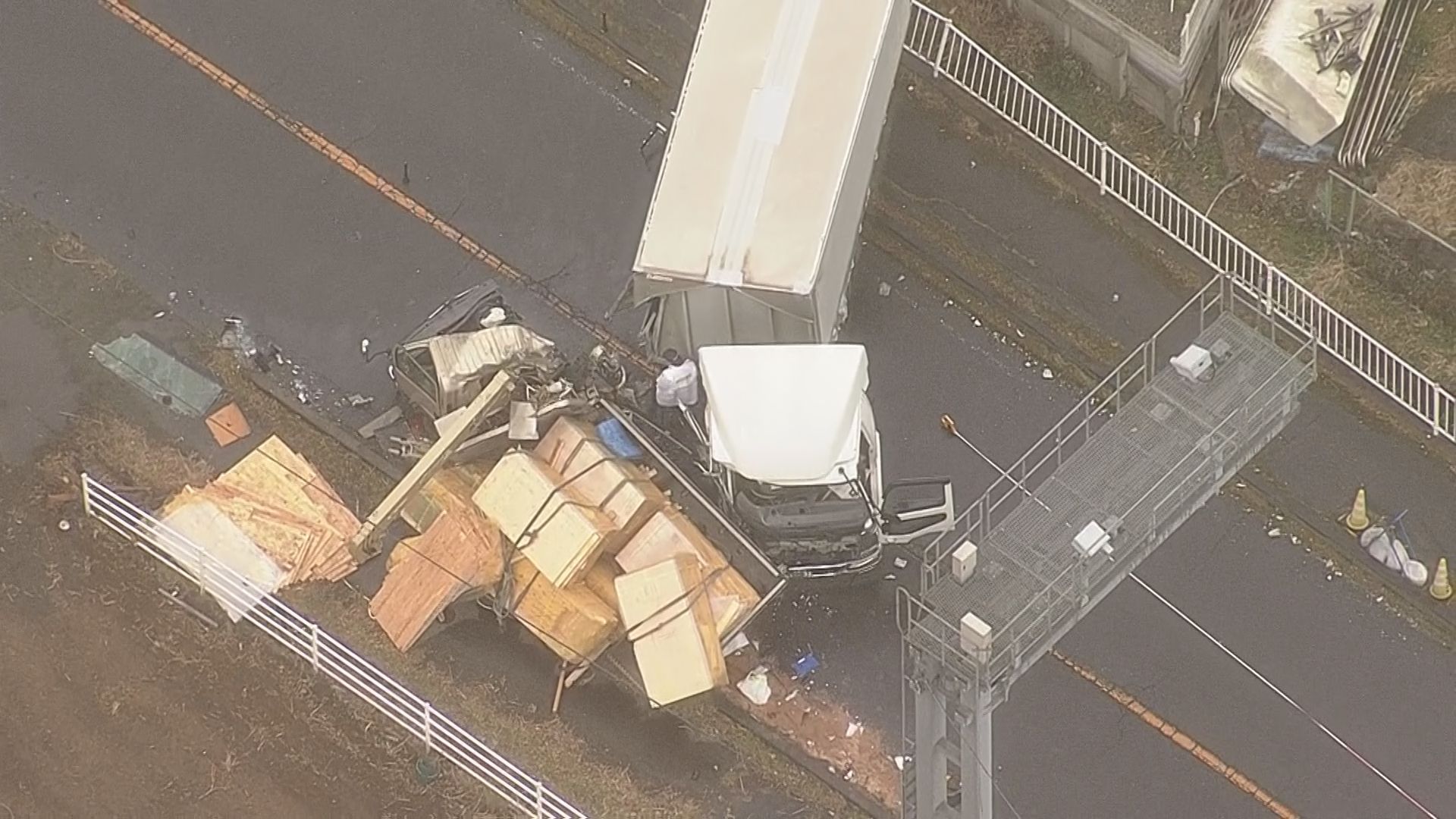 茨城・坂東市の県道でトラック同士の事故　運転手の男性2人がけが　うち1人は意識不明の重体