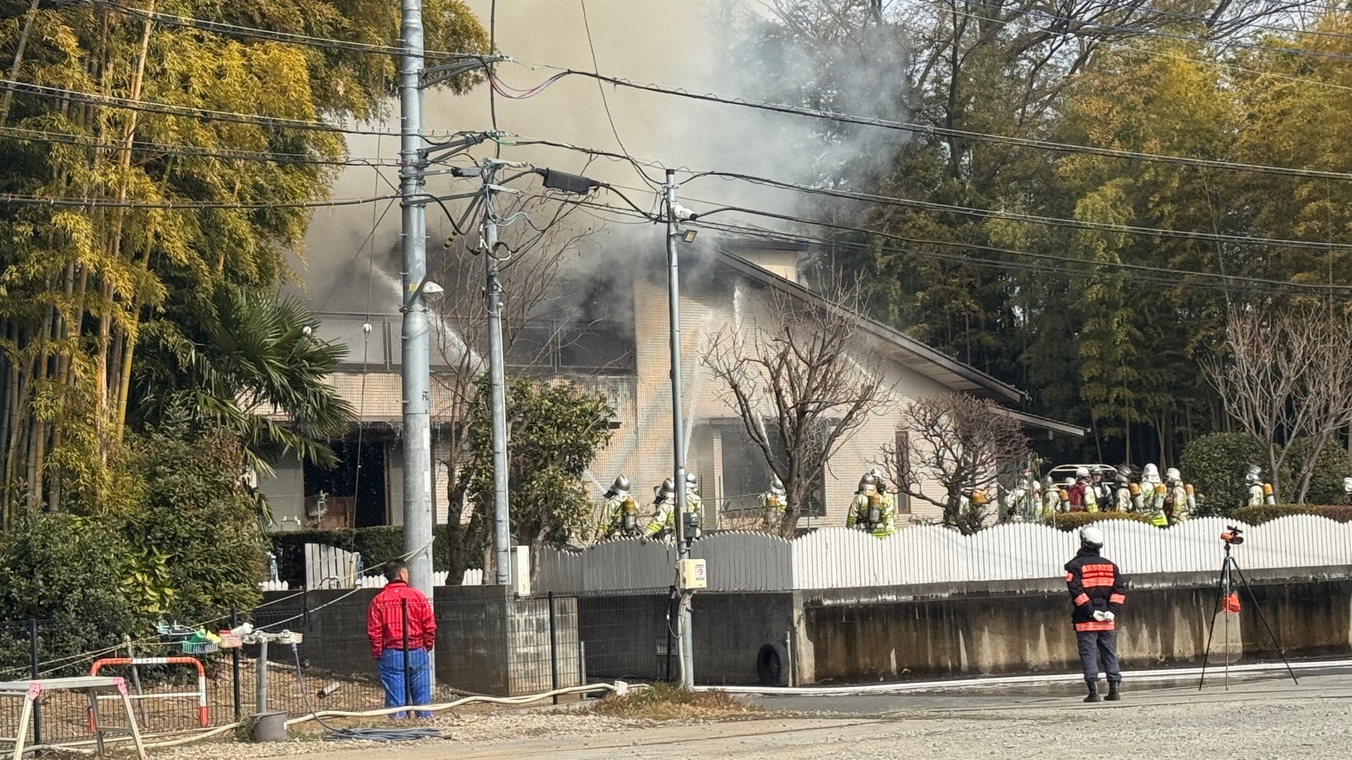 横浜市港北区の住宅火災　約2時間半後に鎮圧　焼け跡から性別不明の遺体を発見　住人の80代男性か　消火活動中に消防隊員2人もけが