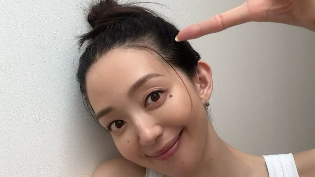 【 松島花 】「暑すぎてお団子ヘアに」ストーリーズでは「冬物ロケ始まってます」「暑すぎている」