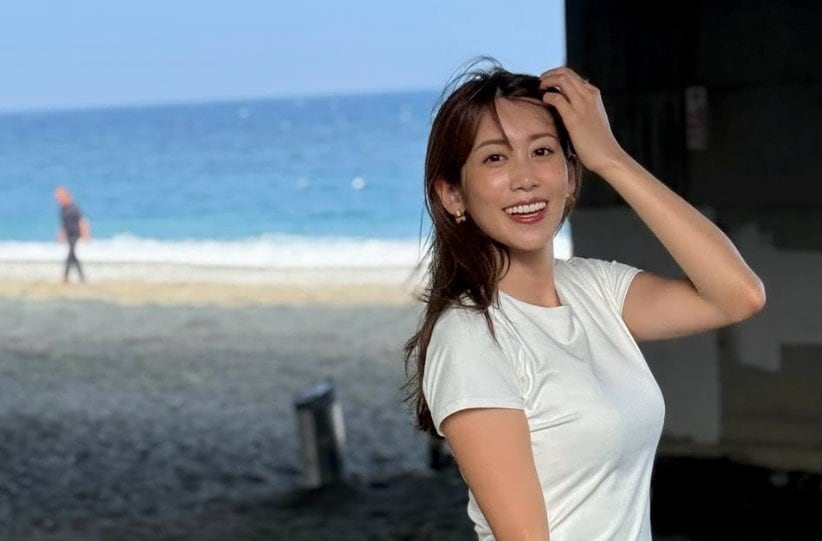 【 中川安奈 】　「膝から下のゴルフソックス焼けにもぜひご注目を！」　夏の海辺で白ワンピースの爽やかなオフショットを公開