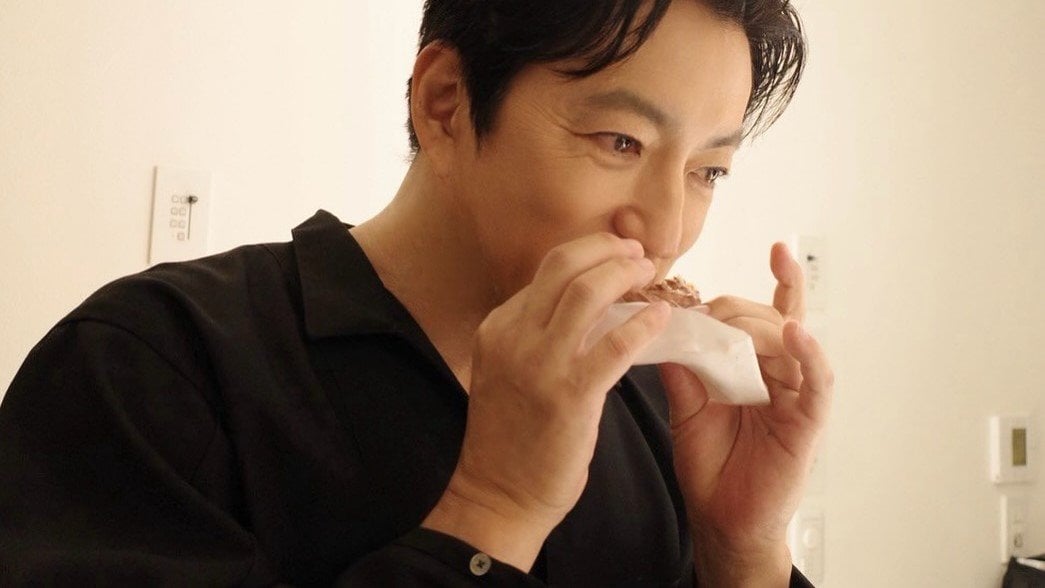 【 大沢たかお 】童心に返ってドーナツをガブり　フォロワー感涙「王騎様」「仁先生」「たかおさん」憧れが集まる