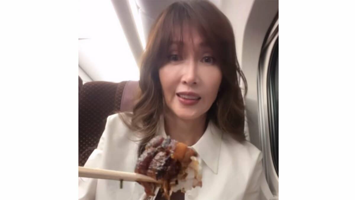 【 工藤静香 】　移動中の「もぐもぐタイム　まさかの鰻」に驚きの表情　豪華うなぎ料理に舌鼓
