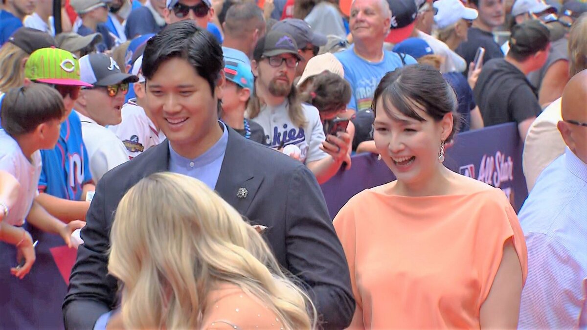 大谷翔平、真美子夫人とレッドカーペットに登場!妻のドレス「何個か選択肢があって...僕が選びました」【MLBオールスター】