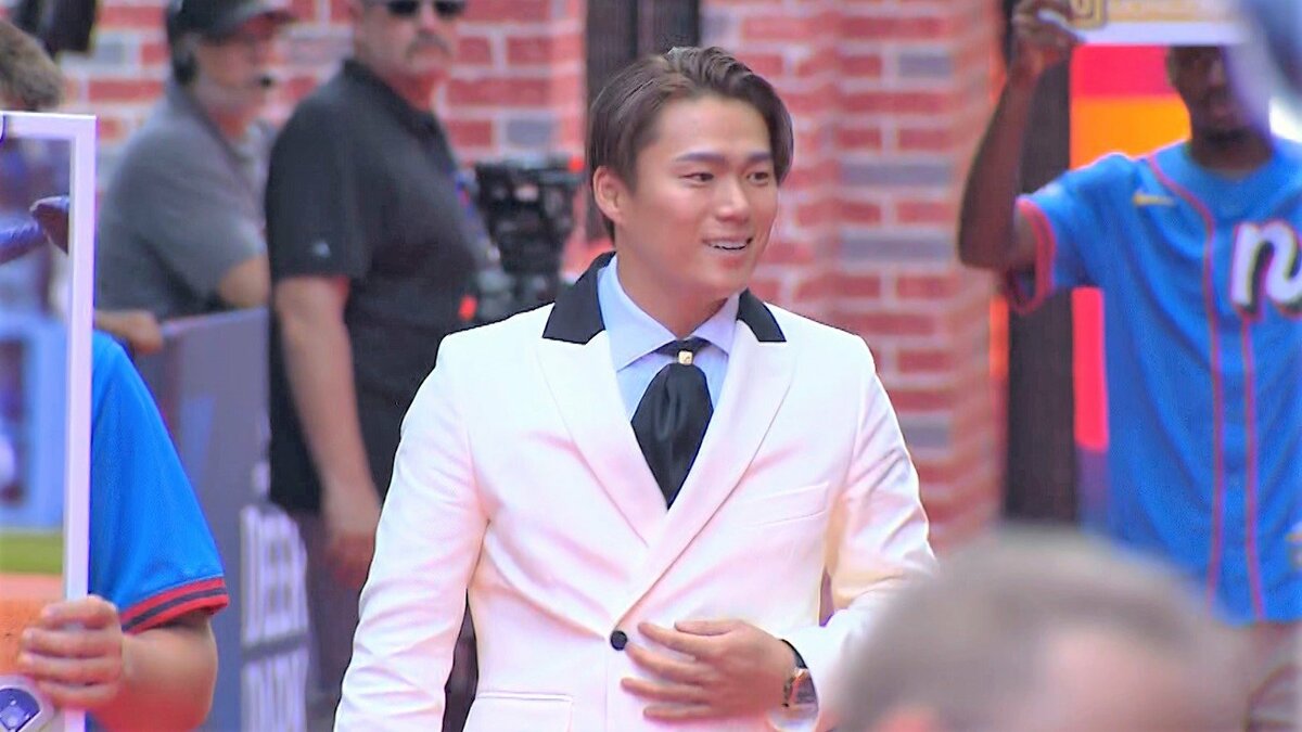 山本由伸 初のレッドカーペットで白ジャケット着こなす、菊池雄星は家族と共に“エンゼルスカラー”で登場