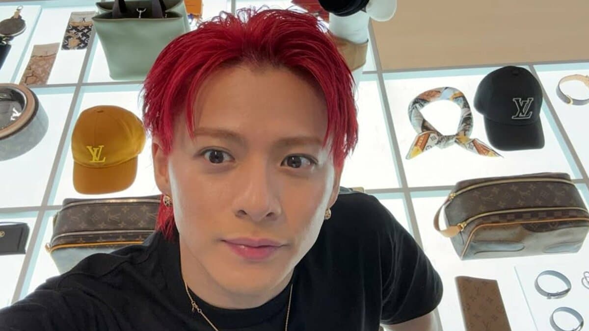 【 Number_i・平野紫耀 】 「特別に作ってもらったトランクも展示」 ルイ・ヴィトンの展覧会を訪問 鮮やかな赤髪姿が話題に 「赤似合ううう!!最高」「赤髪やばすぎるよ」などの声