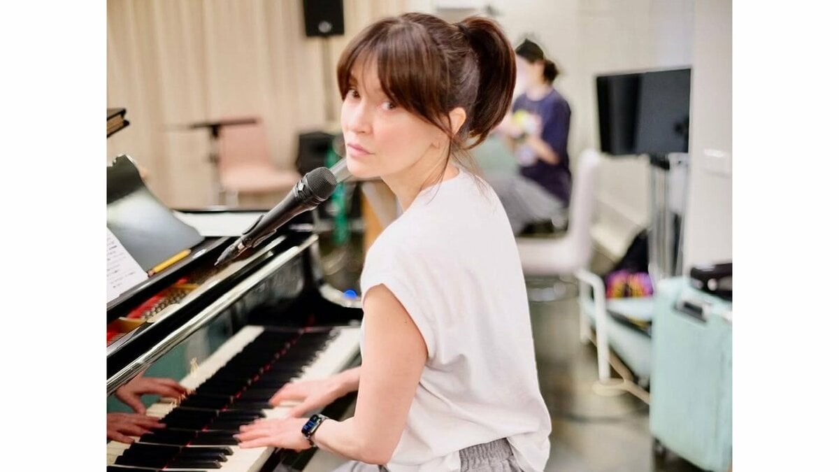 【 アンジェラ・アキ 】 トレードマークの眼鏡外し 「11年ぶりに激しく歌い、ピアノを弾いています」 全国ツアーリハーサルに没頭