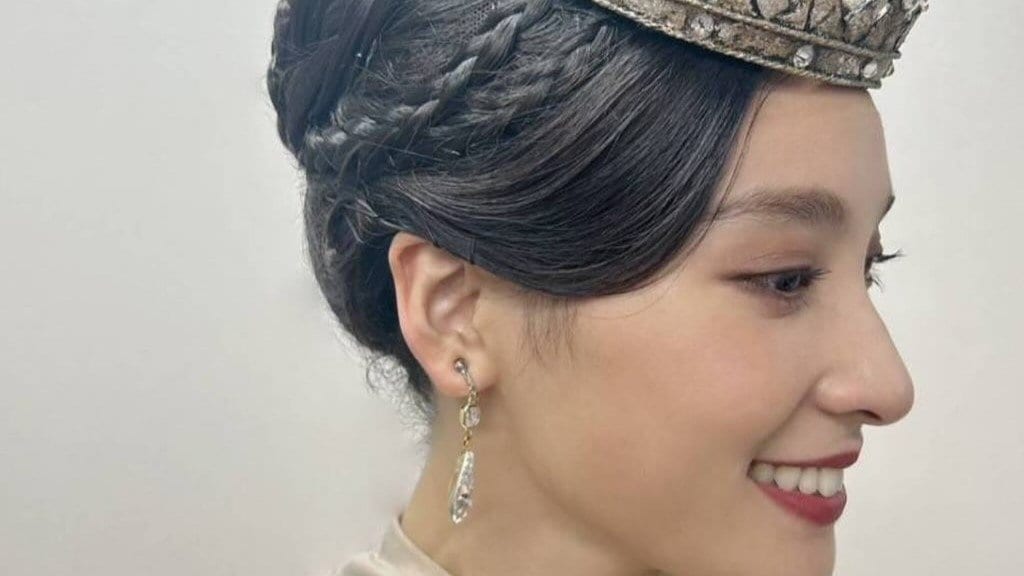 【 土屋太鳳 】 “王妃のドレス” の美しさに耽溺 「しあわせになりたかっただけなのに」役の心情にフォロワー同調「同じ気持ちで客席に」