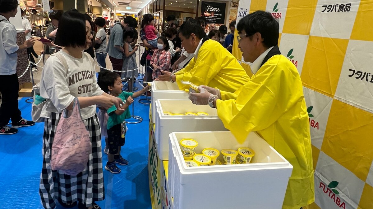 暑さ続くなか…カップかき氷の無料配布イベントに行列　ロングセラー商品に昔からのファンの姿も　栃木・宇都宮市