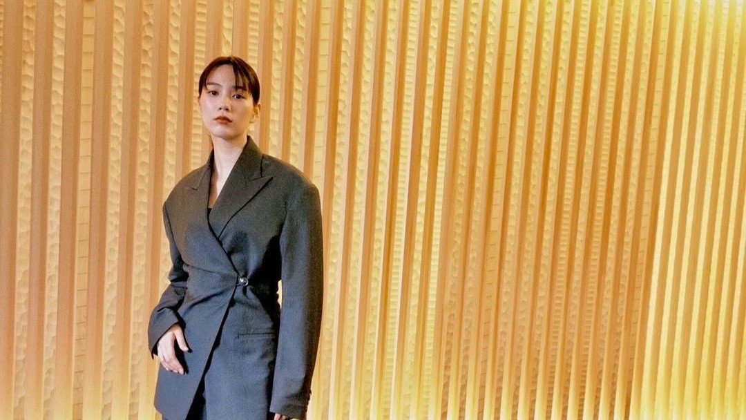 【 のん 】「#オフショット」 マニッシュセットアップで式典へ 蒸し暑さと無縁のクールな表情