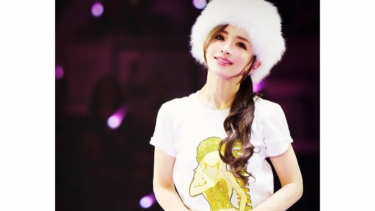 【 浜崎あゆみ 】 「東京公演まで、あと3日」 白いファー帽子とデニムスカートのステージショットを公開