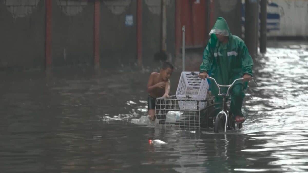 マニラ首都圏などフィリピン各地で台風6号およびモンスーンの影響による大雨・洪水 車で流された2人不明