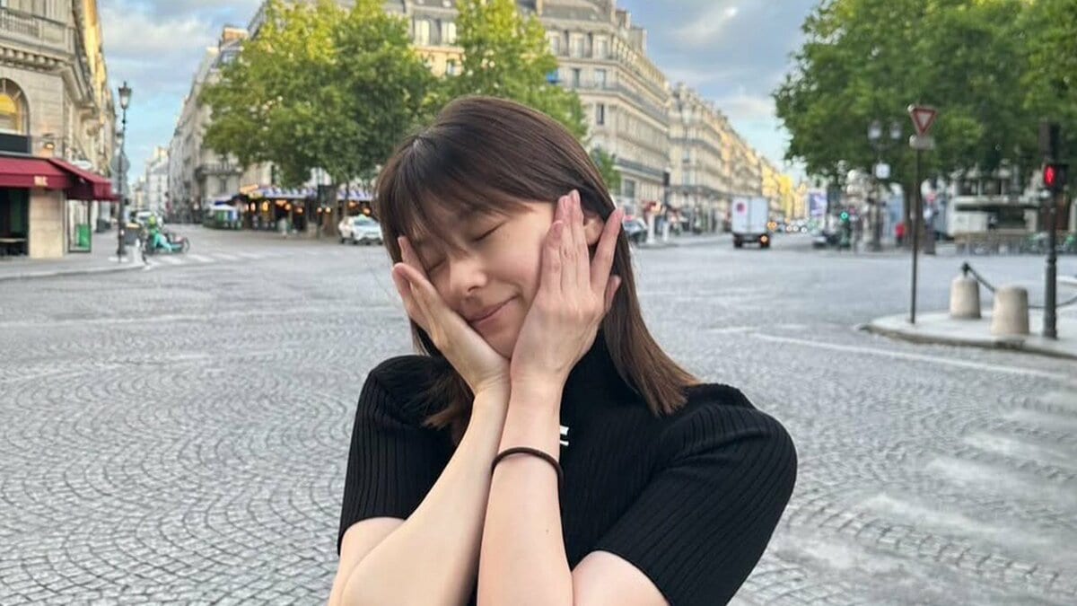 【 朝比奈彩 】 「お仕事をさせて頂ける環境に感謝」 パリの石畳とカフェを 黒のシックなスタイルで散策