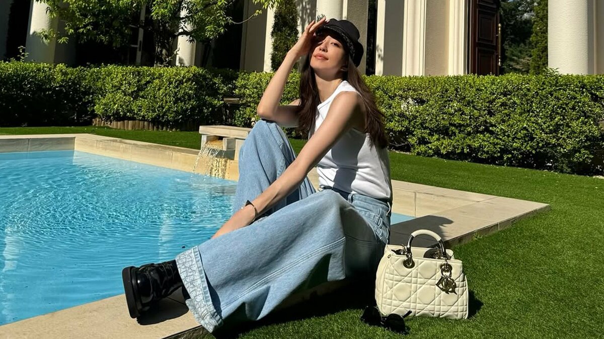 【 松島花 】 「デニムと白タンクは私の夏の制服」プールサイドでのオフショットを公開 白タンク×Diorデニムのリラックススタイル