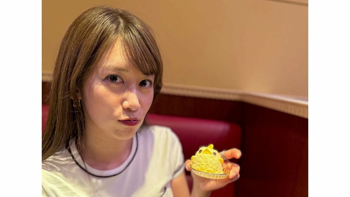 【 中川安奈 】 「癒やされる〜」名古屋“ぴよりんカフェ”でのオフショットに反響 ヒヨコ型スイーツとのお揃い表情がキュート