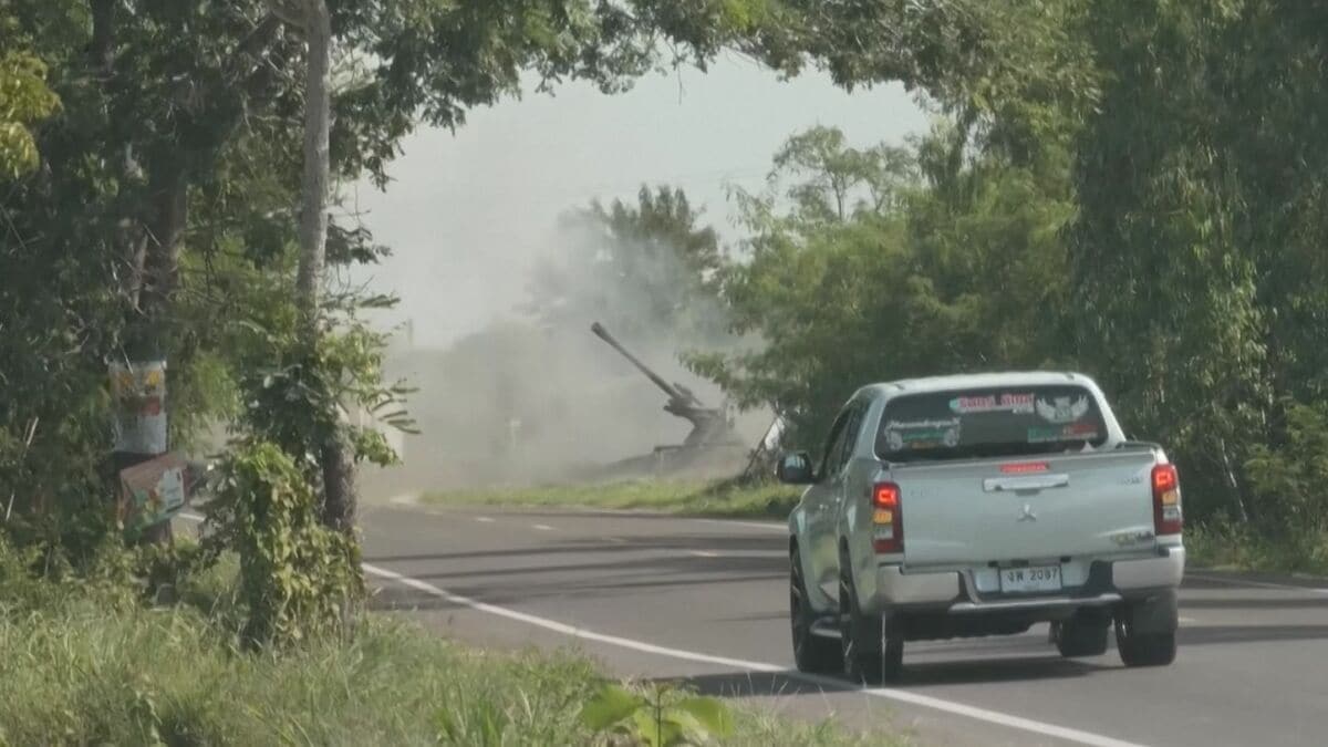 タイ・カンボジア国境 2日連続で交戦 タイ側で10万人超避難 カンボジア「タイ軍がクラスター爆弾使用」と非難
