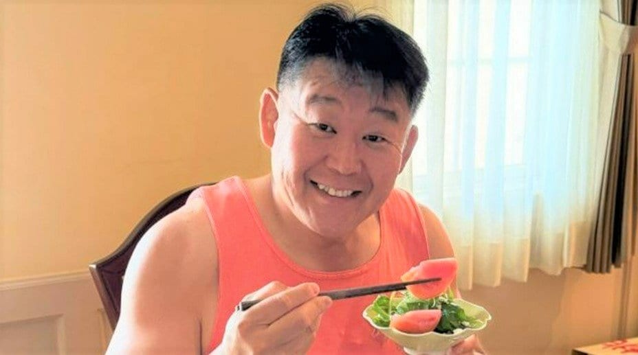 【 花田虎上 】 故障したエアコンを交換 「長持ちしてくれよ」 耐塩害エアコン2台の設置に 「1人で作業するからびっくり」