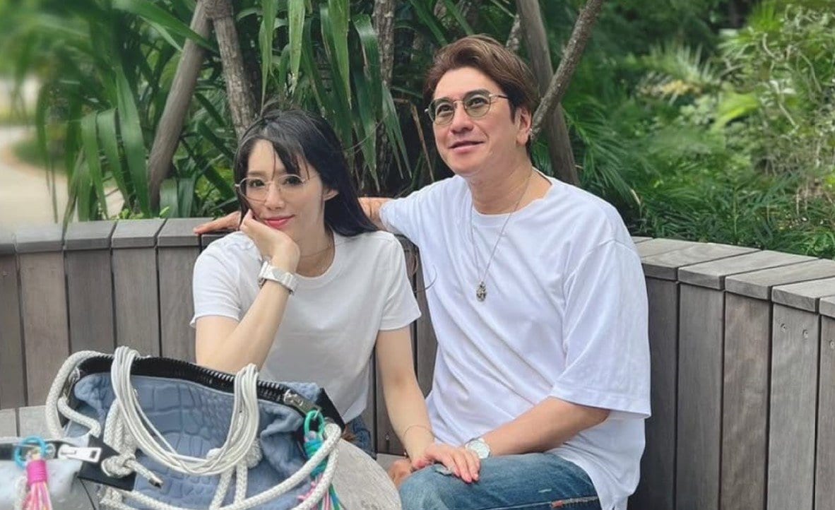 【 川﨑麻世 】 「妻の花音とランチデート」「偶然被ったコーデで 。白ティーにジーンズに白い靴」「似て来るもんですね」