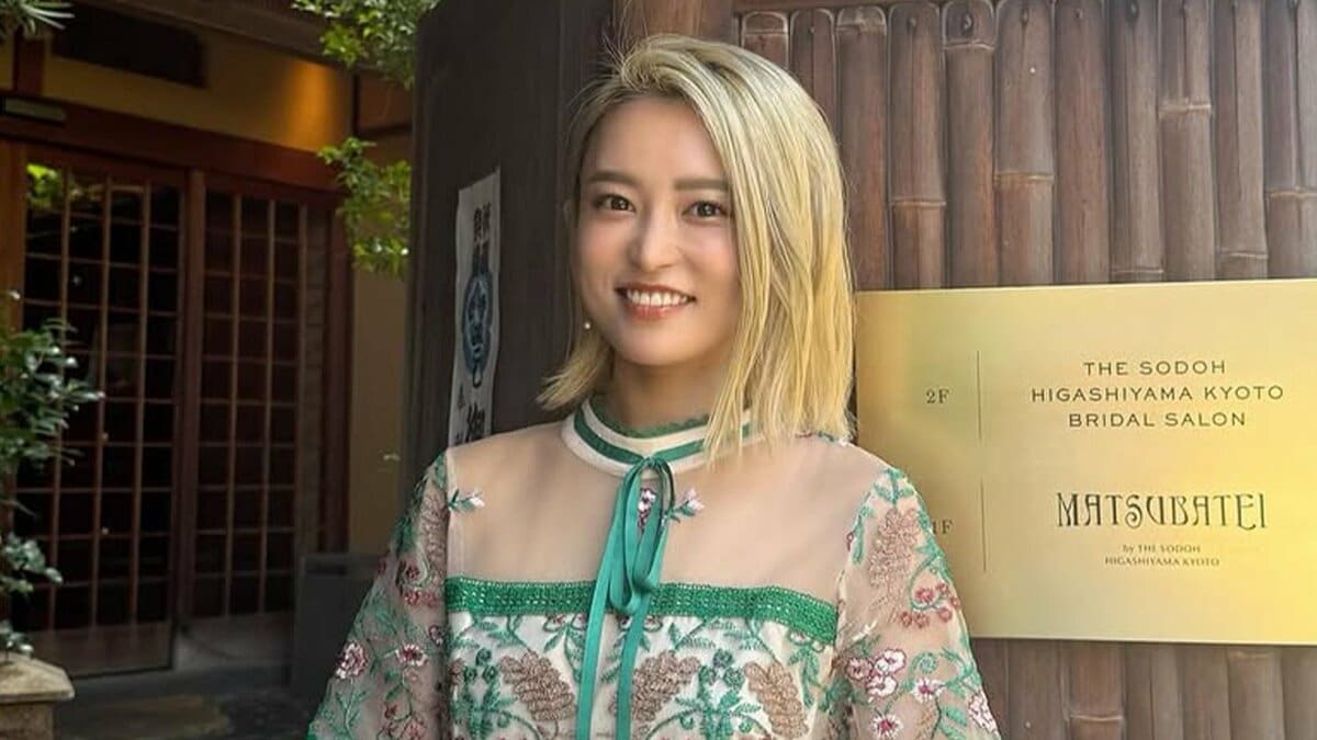 【 小島瑠璃子 】 「京都の街並みに癒されました」 金髪・爽やかな花柄ワンピース姿で東山を散策