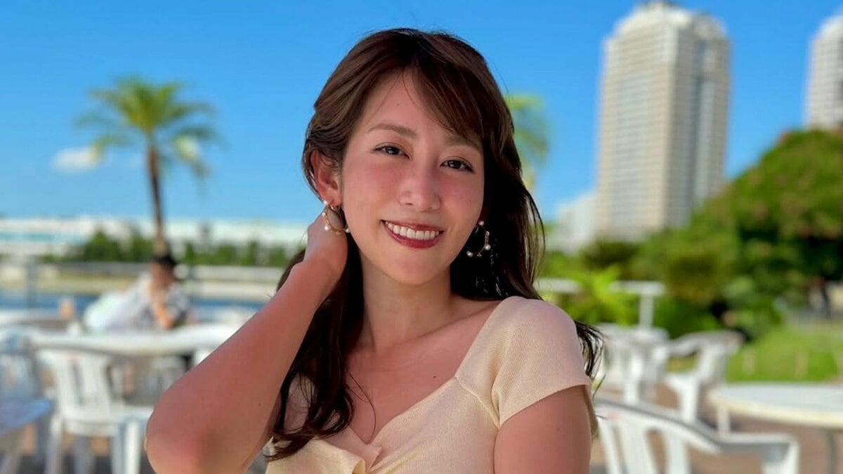 【 中川安奈 】 「まるで南国のような写真」 お台場で夏の私服姿を披露 アイボリートップス×黒プリーツスカート 涼やかコーデで夏を満喫
